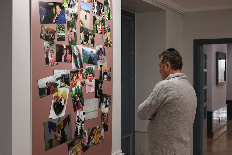 La exposición 'Desde su mirada' muestra en la sala de exposiciones del Teatro Principal la historia de ocho mujeres inmigrantes