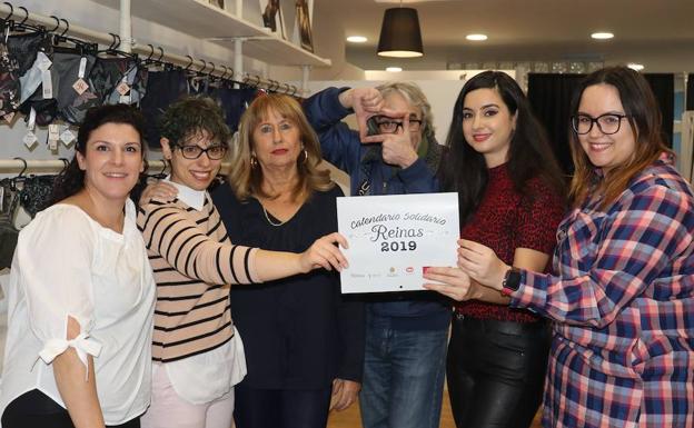 Ana, Soraya, Cristina, el fotógrafo (César Blasco), Sandra y Vicky, con el calendario. 