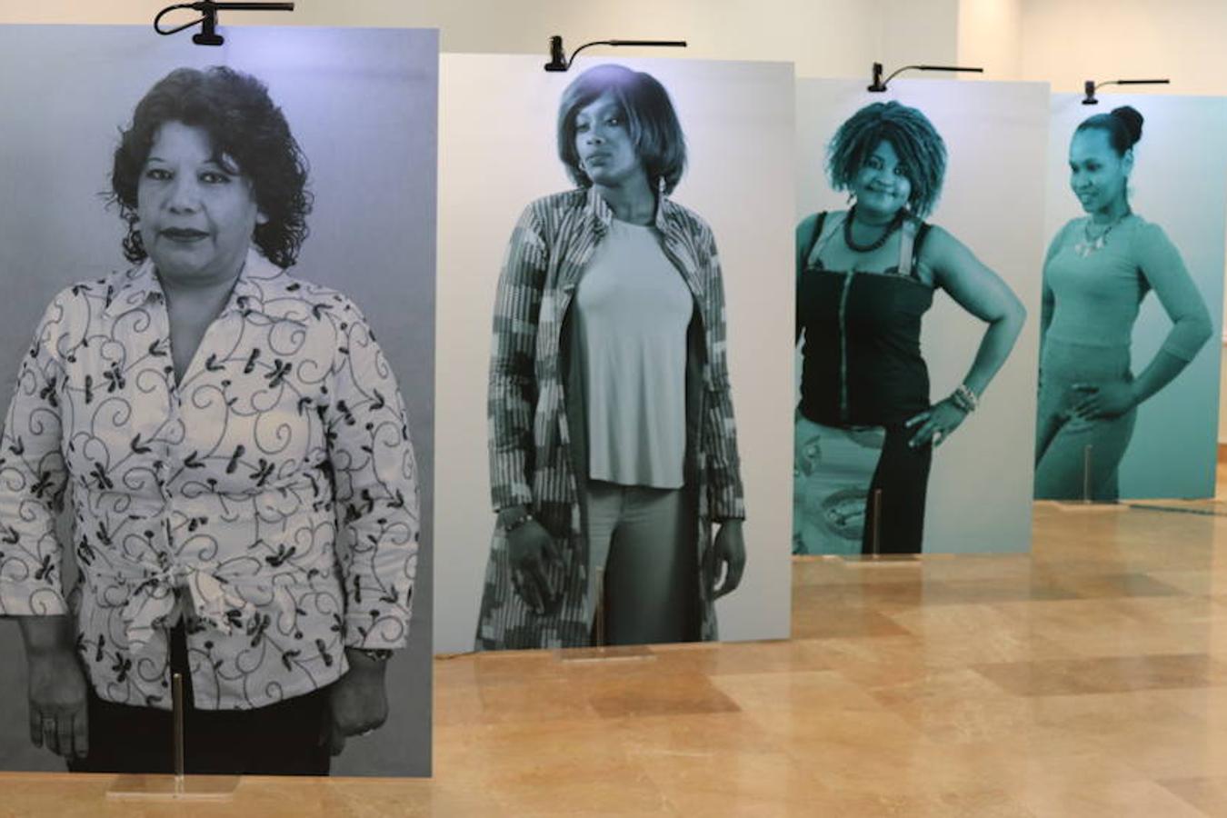 La exposición 'Desde su mirada' muestra en la sala de exposiciones del Teatro Principal la historia de ocho mujeres inmigrantes