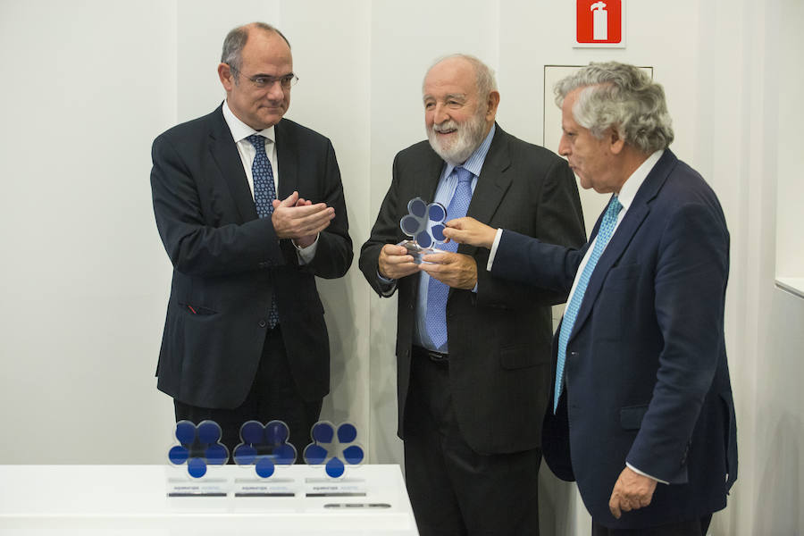 Jaume Duch, director general de la Dirección General de Comunicación del Parlamento Europeo (izq.), Diego Carcedo (centro) y Miguel Ángel Aguilar (dcha.), presidente y secretario general de la Asociación de Periodistas Europeos respectivamente.