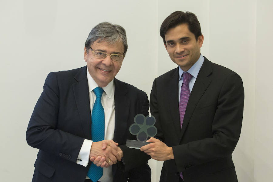 El ministro de Asuntos Exteriores de Colombia, Carlos Holmes Trujillo (izq.) y Miguel Verzbolovskis, embajador de la República de Panamá en Bruselas.