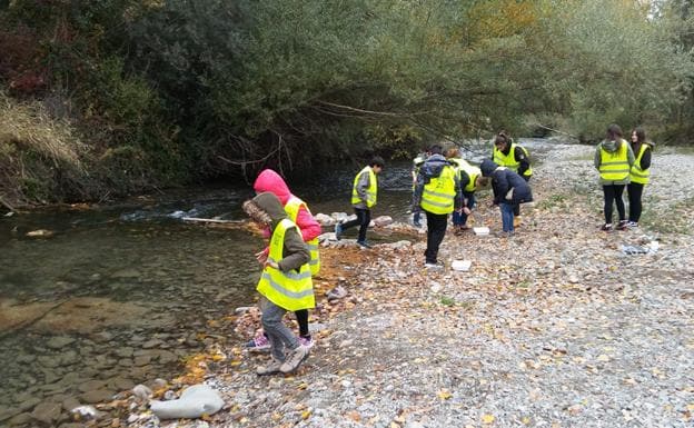 Los escolares realizando labores de conservación. 