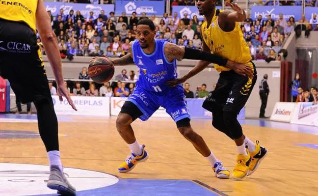 Frazier intenta zafarse de dos rivales en el encuentro ante el Movistar Tenerife. 