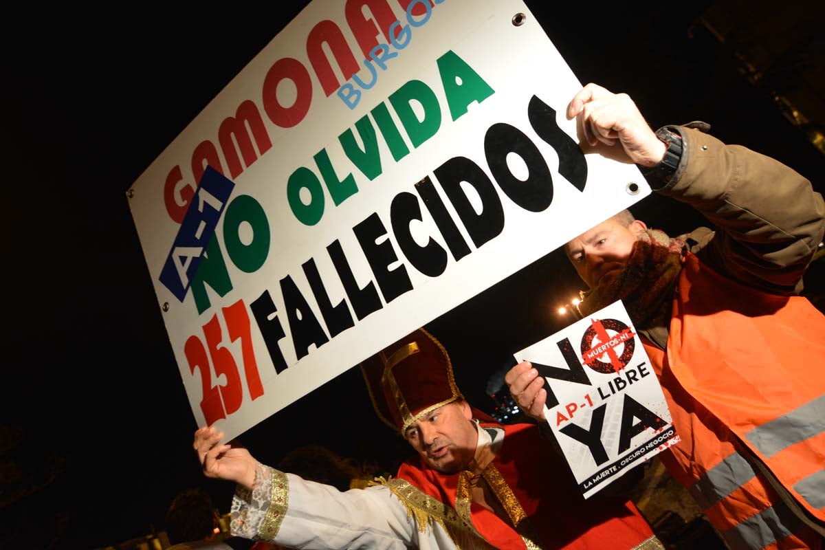 Una hora antes del final oficial de la concesión, los trabajadores de la AP-1 han retirado las barreras, abriendo la vía a la circulación gratuita.