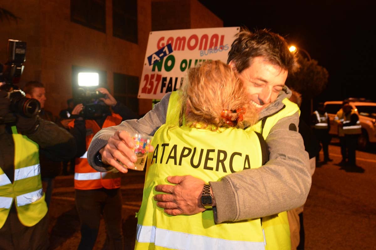 Una hora antes del final oficial de la concesión, los trabajadores de la AP-1 han retirado las barreras, abriendo la vía a la circulación gratuita.