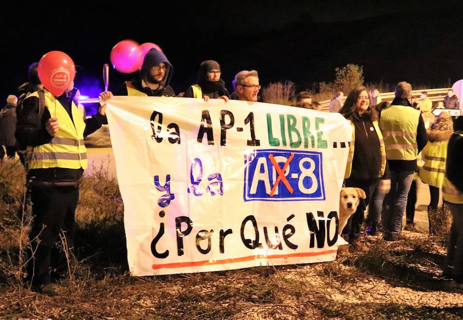 La Plataforma de Afectados por la N-1 ha recordado a los fallecidos en la N-1, única vía alternativa a la ya gratuita AP-1, con una ofrenda floral muy emotiva en Briviesca.