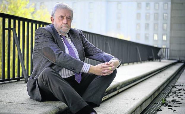 El secretario de Estado de la Seguridad Social posa en la terraza de la tercera planta del edificio de Nuevos Ministerios, donde se encuentra su despacho oficial.