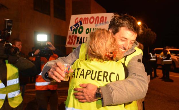 El portavoz de la plataforma, Rafael Solaguren, celebra el fin del peaje. 