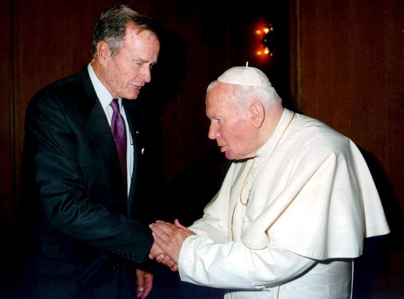 George H. W. Bush junto al Papa Juan Pablo II en 2001.