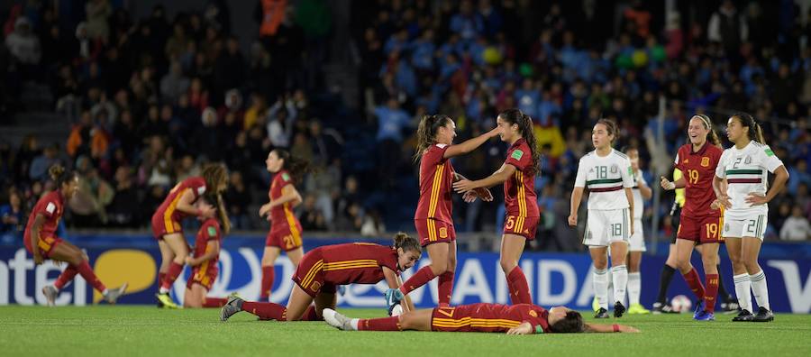 La selección española femenina Sub'17 terminó invicta y alcanzó este sábado su primer título en el Mundial de la categoría gracias al triunfo por 2-1 sobre México, con un doblete de la goleadora Claudia Pina, en el torneo que se disputó en Uruguay.
