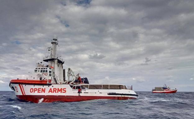 El buque de Open Arms socorre al pesquero 'Nuestra Madre de Loreto' en el Mediterráneo.