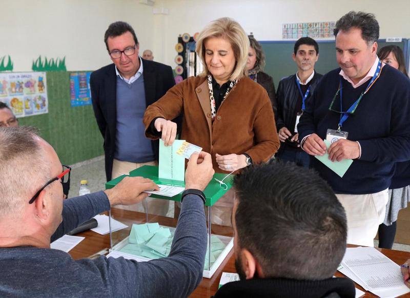 La diputada y exministra de Empleo con el PP Fátima Báñez, ejerce su derecho al voto en el CEIP Juan José Rebollo de San Juan del Puerto (Huelva).