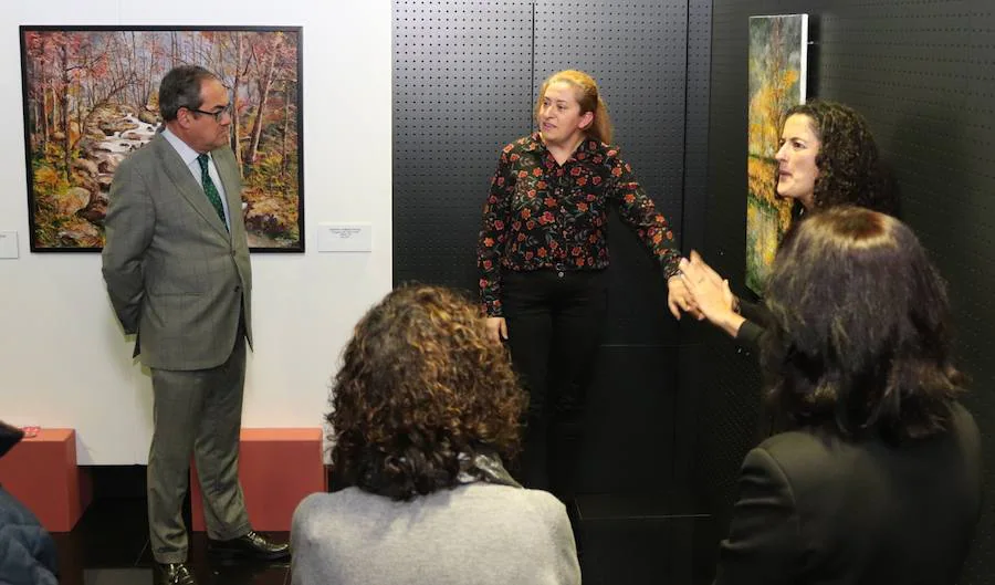 Cuatro pintores castellanoleoneses con discapacidad visual grave exponen sus obras en la Biblioteca San Juan de Burgos para demostrar su superación y talento.