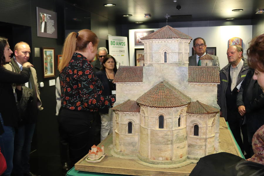 Cuatro pintores castellanoleoneses con discapacidad visual grave exponen sus obras en la Biblioteca San Juan de Burgos para demostrar su superación y talento.