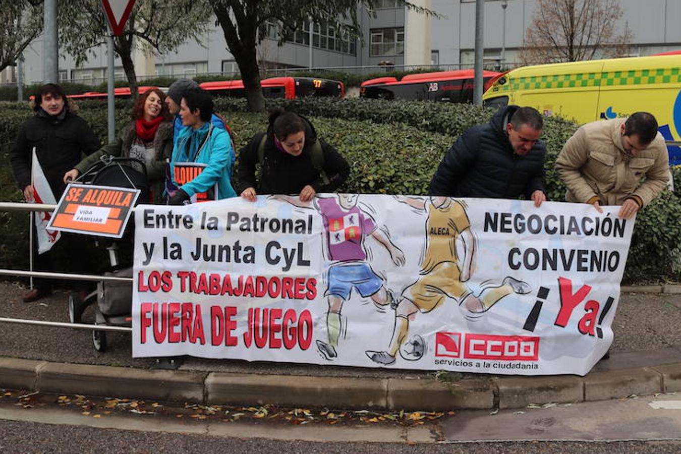 Los empleados de Ambulancias Rodrigo han salido esta mañana a la fachada del Hospital Universitario de Burgos para defender sus derechos laborales y para apoyar a tres compañeras despedidas.