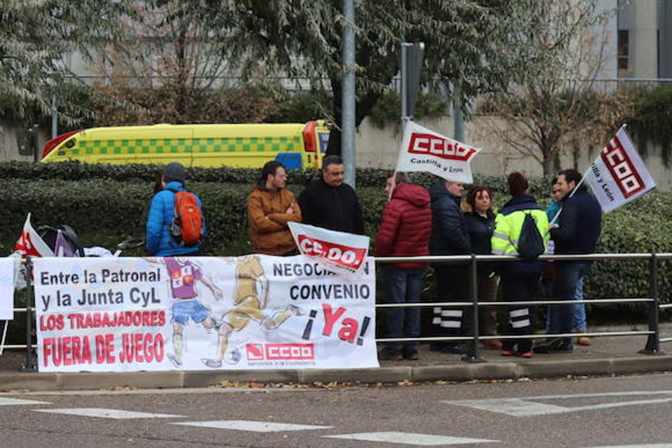 Los empleados de Ambulancias Rodrigo han salido esta mañana a la fachada del Hospital Universitario de Burgos para defender sus derechos laborales y para apoyar a tres compañeras despedidas.