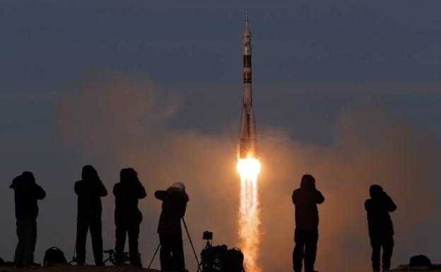 Imagen principal - Parten hacia la Estación Espacial tres nuevos astronautas tras el lanzamiento fallido en octubre