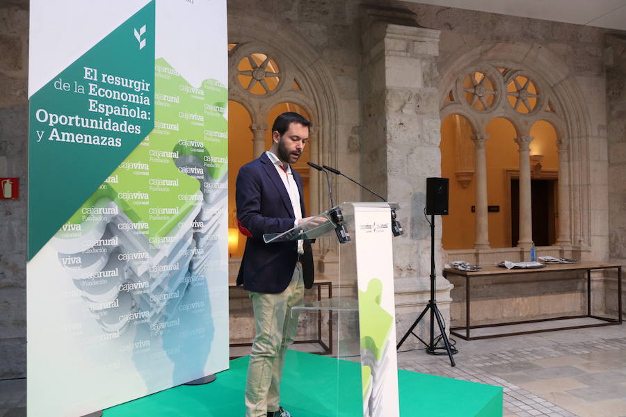 El doctor en Economía Juan Ramón Rallo ha protagonizado esta mañana la Mesa de Actualidad Empresarial de Cajaviva Caja Rural que se ha celebrado en Burgos