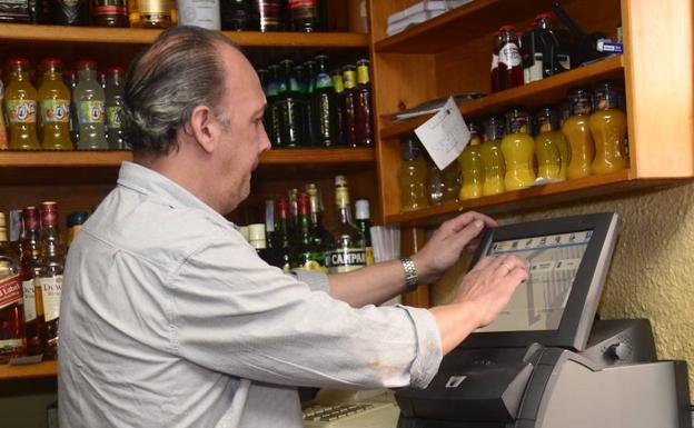 Eduardo Portillo, dueño del bar Pilar, donde se vendió un décimo del tercer premio. 