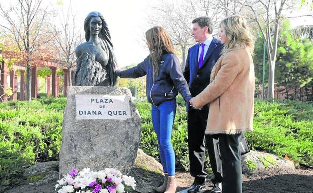 La famila Quer junto a la estatua en recuerdo de Diana, en Pozuelo, el pasado 28 de noviembre.
