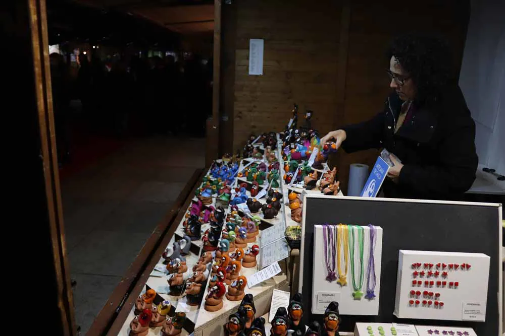 A los pies de la Catedral de Burgos, en la Plaza del Rey San Fernando, el Mercado Navideño ha estrenado sus luces. 22 puestos de artesanía de oficios y otros 7 de productos alimentarios de calidad esperan al visitante.