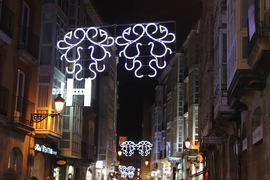 Fotos: La iluminación navideña ya brilla en la ciudad