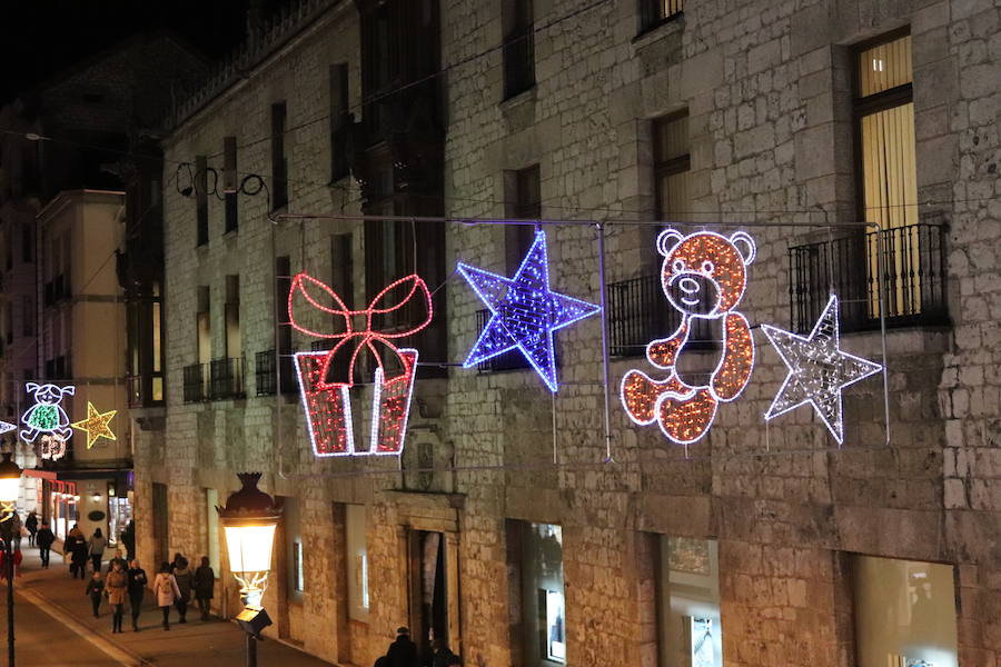 Fotos: La iluminación navideña ya brilla en la ciudad