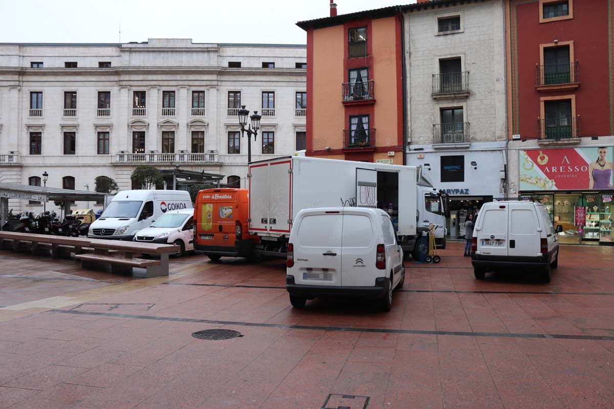 A pesar de las peatonalizaciones abordadas en las últimas décadas en el centro histórico de la ciudad, cientos de vehículos campan a sus anchas cada mañana por ellas.