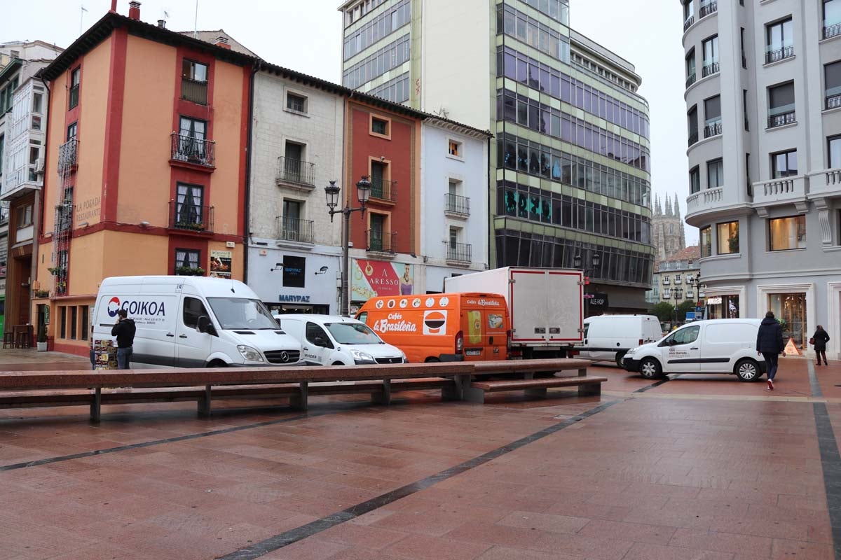 A pesar de las peatonalizaciones abordadas en las últimas décadas en el centro histórico de la ciudad, cientos de vehículos campan a sus anchas cada mañana por ellas.