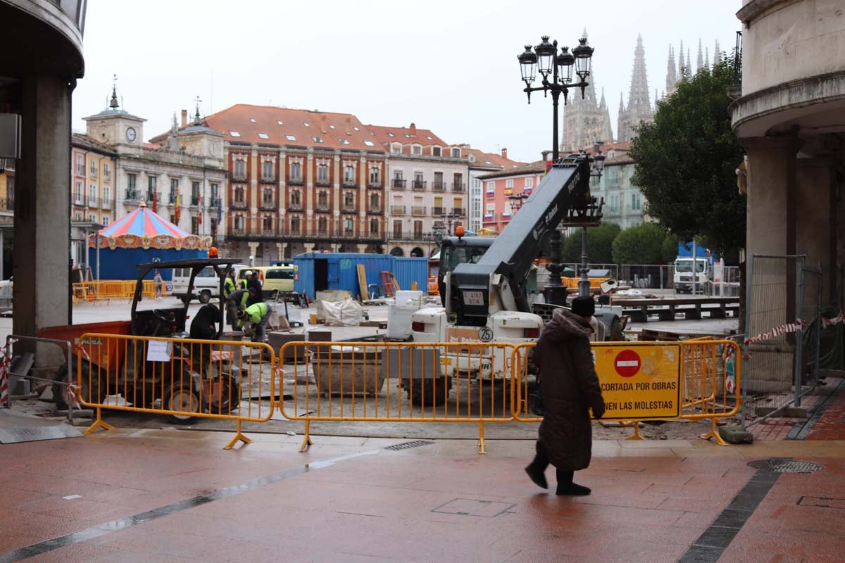 A pesar de las peatonalizaciones abordadas en las últimas décadas en el centro histórico de la ciudad, cientos de vehículos campan a sus anchas cada mañana por ellas.