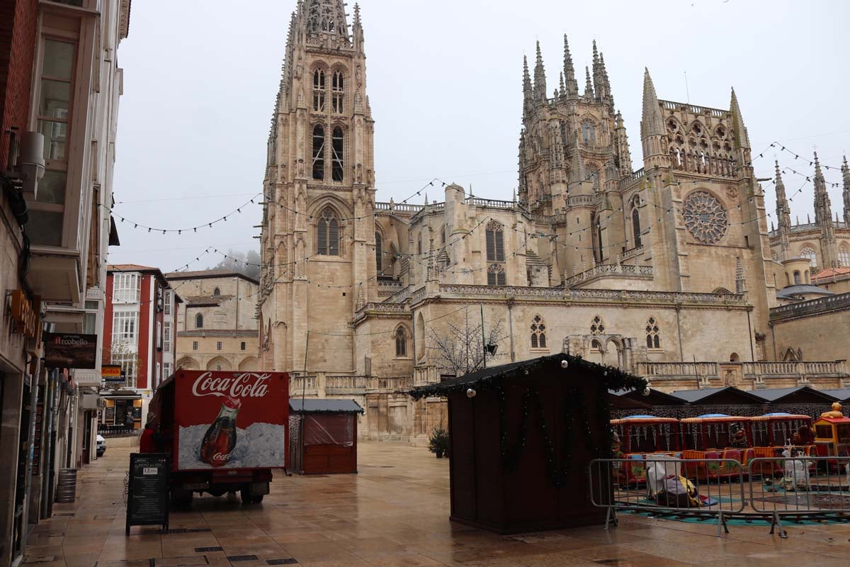 A pesar de las peatonalizaciones abordadas en las últimas décadas en el centro histórico de la ciudad, cientos de vehículos campan a sus anchas cada mañana por ellas.