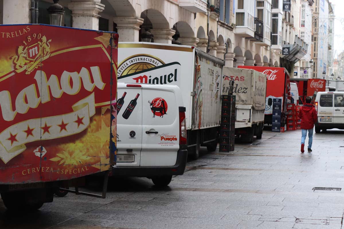 A pesar de las peatonalizaciones abordadas en las últimas décadas en el centro histórico de la ciudad, cientos de vehículos campan a sus anchas cada mañana por ellas.