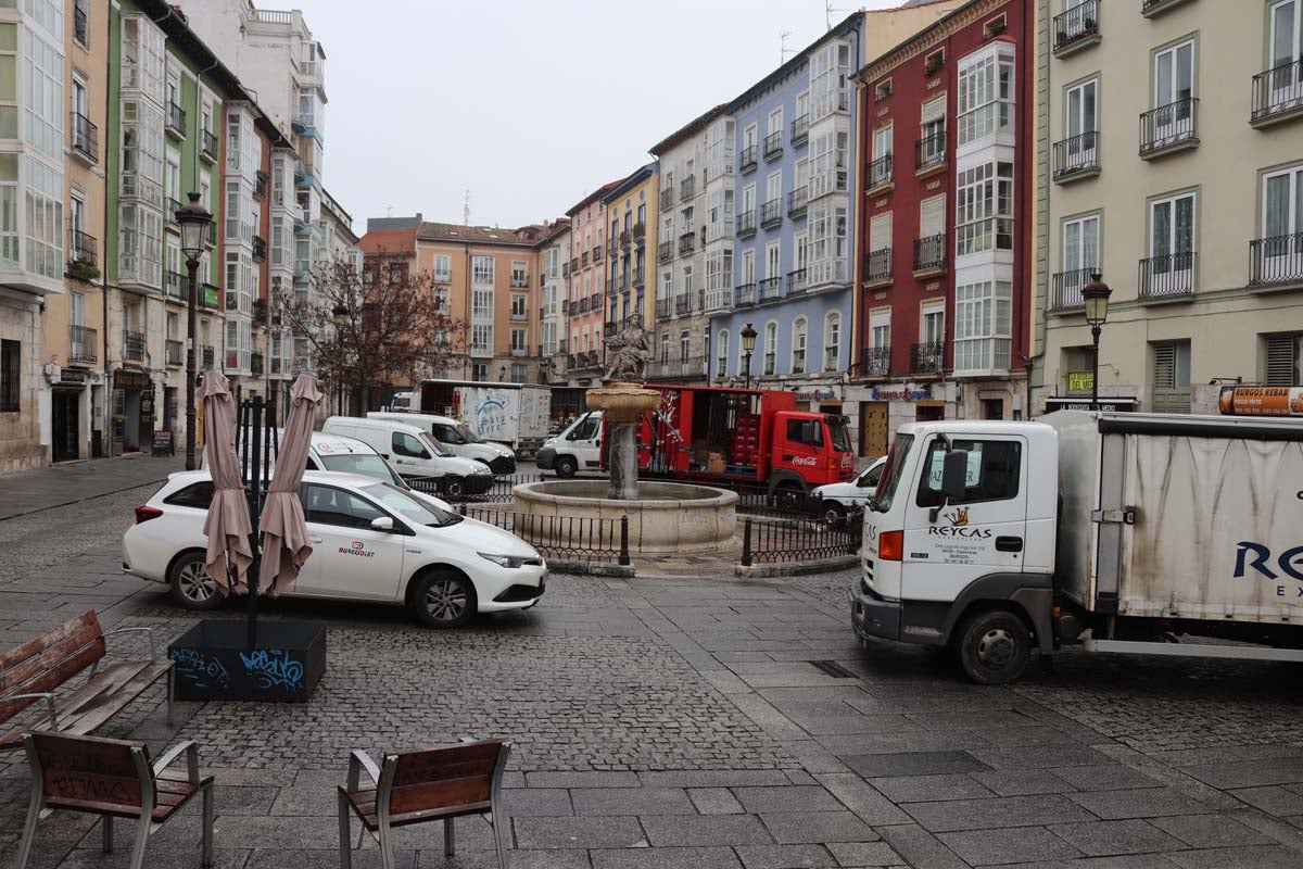 A pesar de las peatonalizaciones abordadas en las últimas décadas en el centro histórico de la ciudad, cientos de vehículos campan a sus anchas cada mañana por ellas.