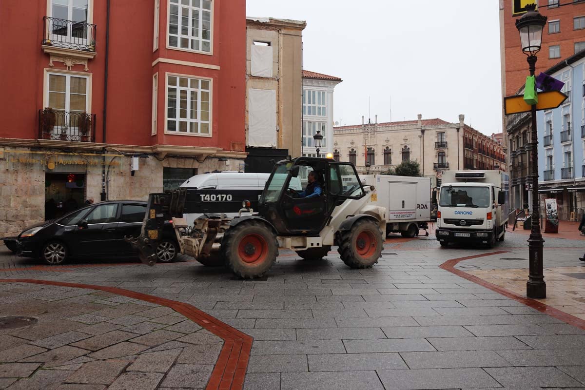 A pesar de las peatonalizaciones abordadas en las últimas décadas en el centro histórico de la ciudad, cientos de vehículos campan a sus anchas cada mañana por ellas.