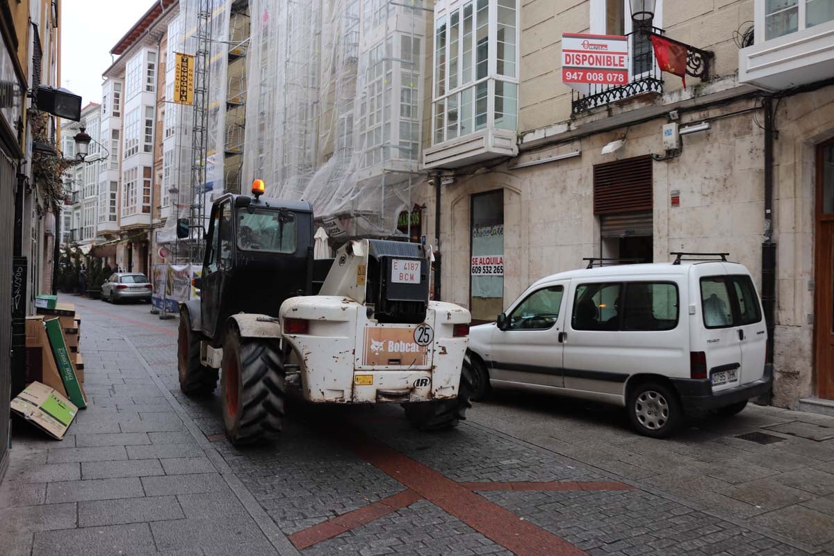 A pesar de las peatonalizaciones abordadas en las últimas décadas en el centro histórico de la ciudad, cientos de vehículos campan a sus anchas cada mañana por ellas.