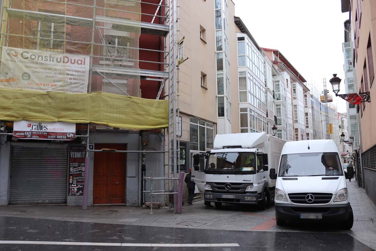 A pesar de las peatonalizaciones abordadas en las últimas décadas en el centro histórico de la ciudad, cientos de vehículos campan a sus anchas cada mañana por ellas.