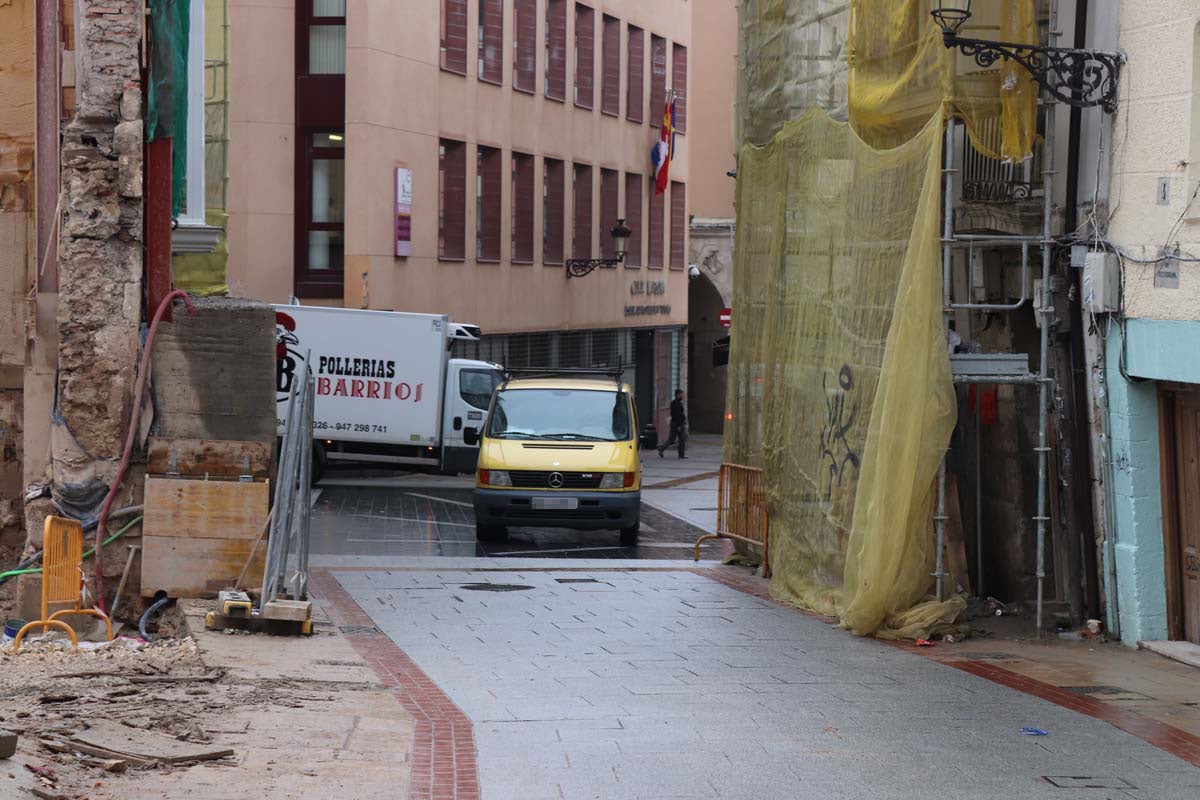 A pesar de las peatonalizaciones abordadas en las últimas décadas en el centro histórico de la ciudad, cientos de vehículos campan a sus anchas cada mañana por ellas.