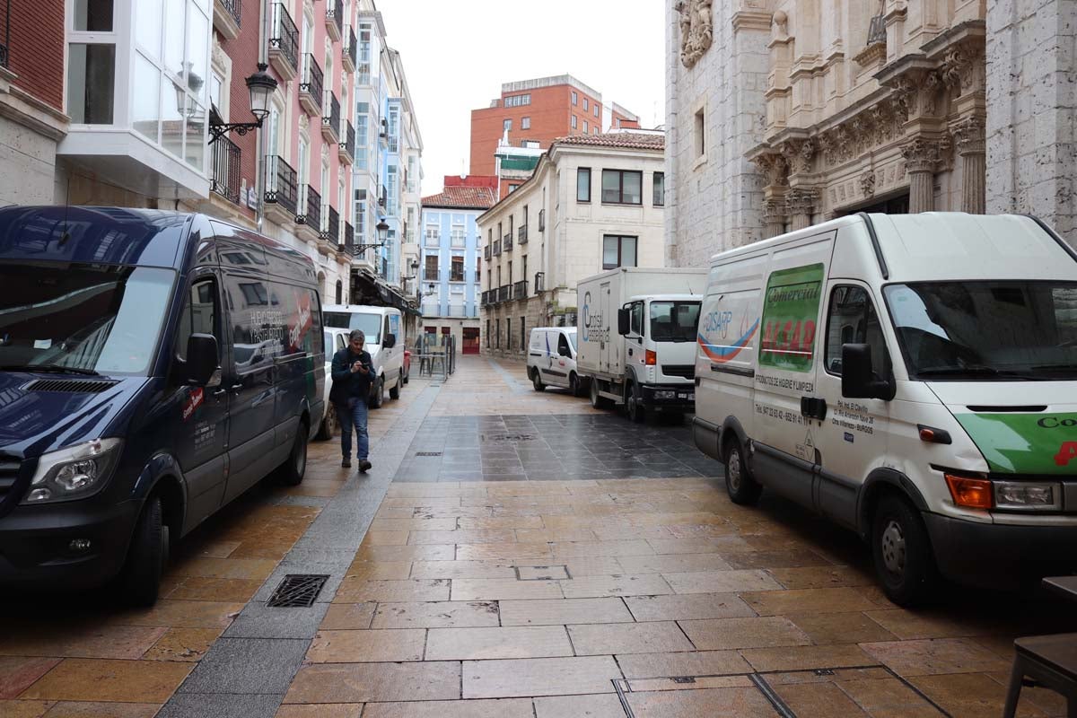 A pesar de las peatonalizaciones abordadas en las últimas décadas en el centro histórico de la ciudad, cientos de vehículos campan a sus anchas cada mañana por ellas.