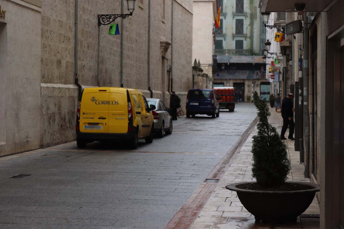 A pesar de las peatonalizaciones abordadas en las últimas décadas en el centro histórico de la ciudad, cientos de vehículos campan a sus anchas cada mañana por ellas.