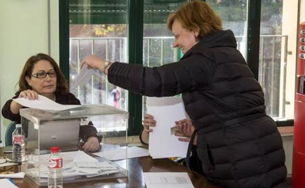 Mesa electoral de un colegio de Castilla y León.