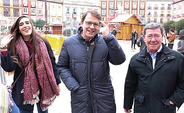 Fernández Mañueco acompañado por la presidenta de NNGG, Andrea Ballesteros, y el presidente del PP de Burgos, César Rico. 