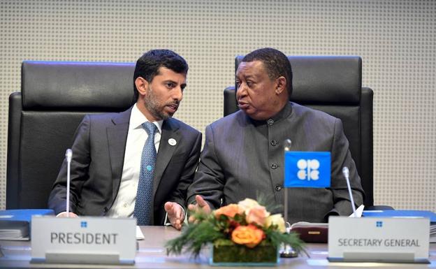 Suhail Mohammed Al Mazrouei (izquierda), ministro de Energía de Emiratos Árabes Unidos y presidente de la Conferencia de la OPEP, conversa con el secretario general de la OPEP, Mohammed Barkidoprior (derecha).