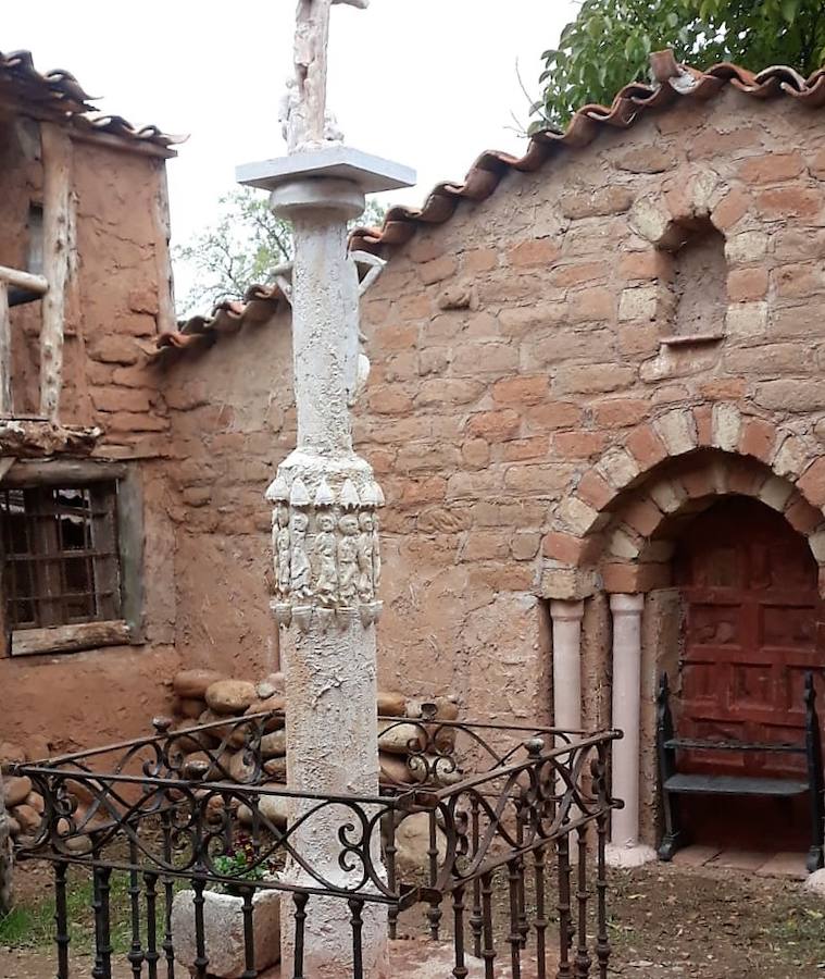 El escultor Félix Yáñez, autor de la escultura más grande del mundo, Territorio Artlanza de Quintanilla del Agua, amplía su obra con una típica plaza castellana con una ermita, un soportal y un crucero