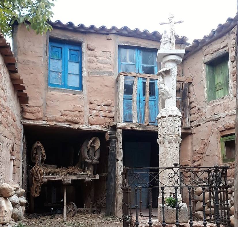 El escultor Félix Yáñez, autor de la escultura más grande del mundo, Territorio Artlanza de Quintanilla del Agua, amplía su obra con una típica plaza castellana con una ermita, un soportal y un crucero