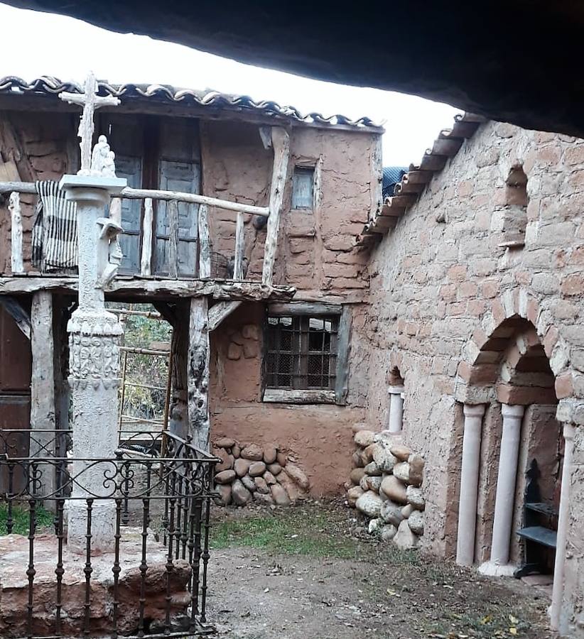 El escultor Félix Yáñez, autor de la escultura más grande del mundo, Territorio Artlanza de Quintanilla del Agua, amplía su obra con una típica plaza castellana con una ermita, un soportal y un crucero