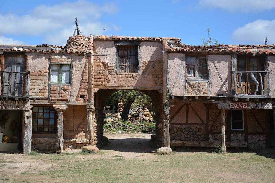 El escultor Félix Yáñez, autor de la escultura más grande del mundo, Territorio Artlanza de Quintanilla del Agua, amplía su obra con una típica plaza castellana con una ermita, un soportal y un crucero