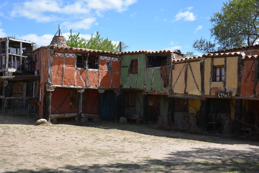 El escultor Félix Yáñez, autor de la escultura más grande del mundo, Territorio Artlanza de Quintanilla del Agua, amplía su obra con una típica plaza castellana con una ermita, un soportal y un crucero