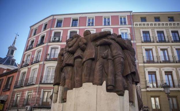 Monumento conmemorativo de Juan Genovés y edificio en la calle Atocha 55. 