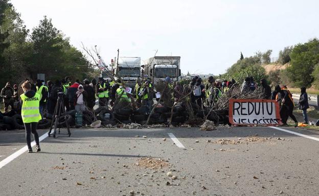 Un centenar de activistas de los CDR impiden el paso en la calzada de la AP-7.