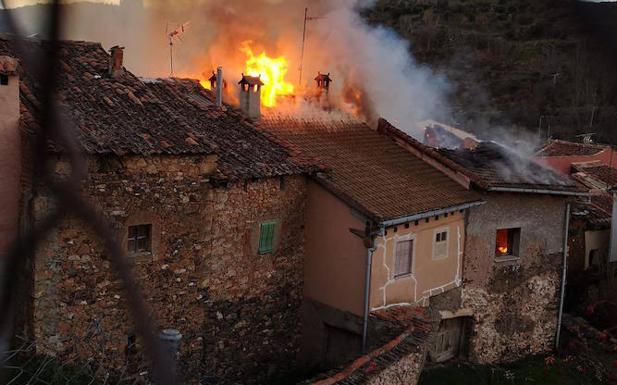 Las llamas se propagan por el tejado de las casas. 